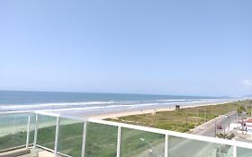 VIP Studio Beira Mar prédio com terraço em Matinhos